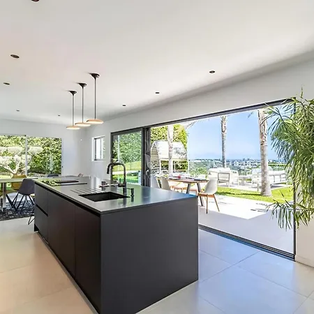 5 Bedroom With Sea View & Pool *