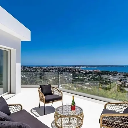 5 Bedroom With Sea View & Pool *